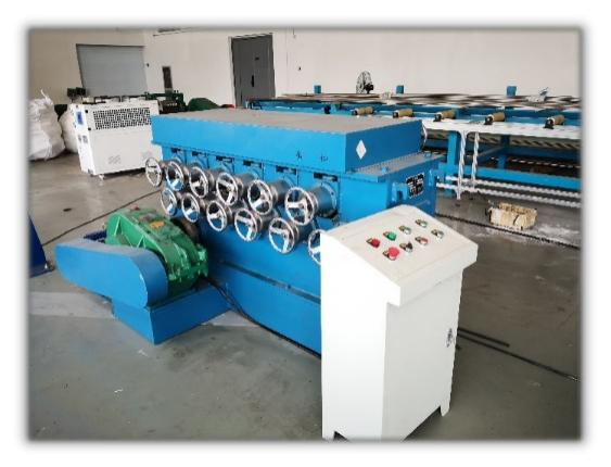 Cantilever straightening machine for nickel alloy pipes